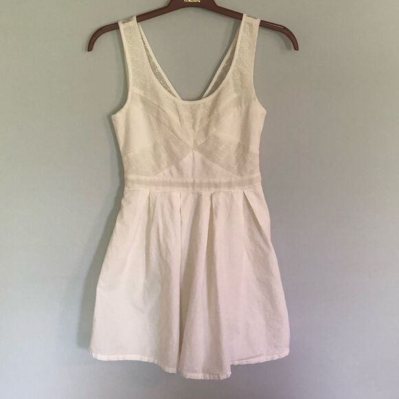 American Eagle Outfitters Dresses & Skirts - American Eagle Ivory eyelet dress size 2